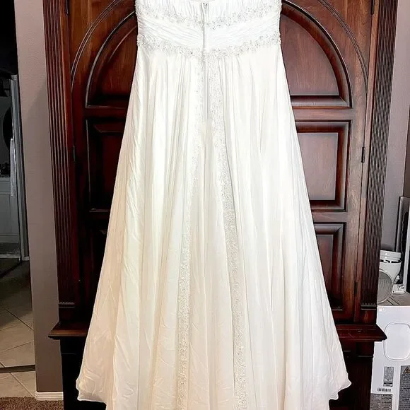 David’s Bridal Chiffon Beaded Empire Plus Size
Wedding Dress White size: 16W - Picture 8 of 14